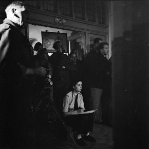 Scripgirl en filmcrew bij binnenopname, Bestanddeelnr 900-6669