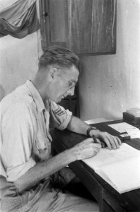 Sergeant noteert iets in een register, Bestanddeelnr 97-6-4