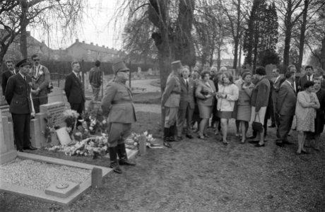 Sergeant Meyer , gefusilleerd in mei 1940 , herdacht in Dieren het graf van ser, Bestanddeelnr 923-4952