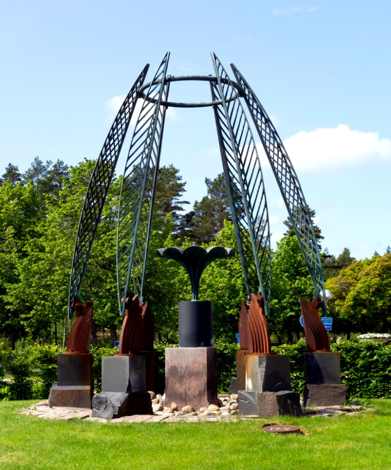 Sculpture by Sivert Lindblom outside Norra Älvsborgs Länssjukhus (NÄL) 2