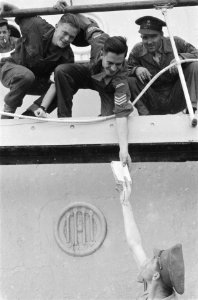 Sergeanten van de Koninklijke Marechausse overhandigen een brief of document aan, Bestanddeelnr 99-6-2