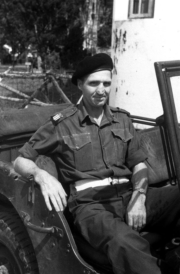 Sergeant-majoor Militaire Politie KNIL poseert in een jeep. Op de voorruit het b, Bestanddeelnr 5980