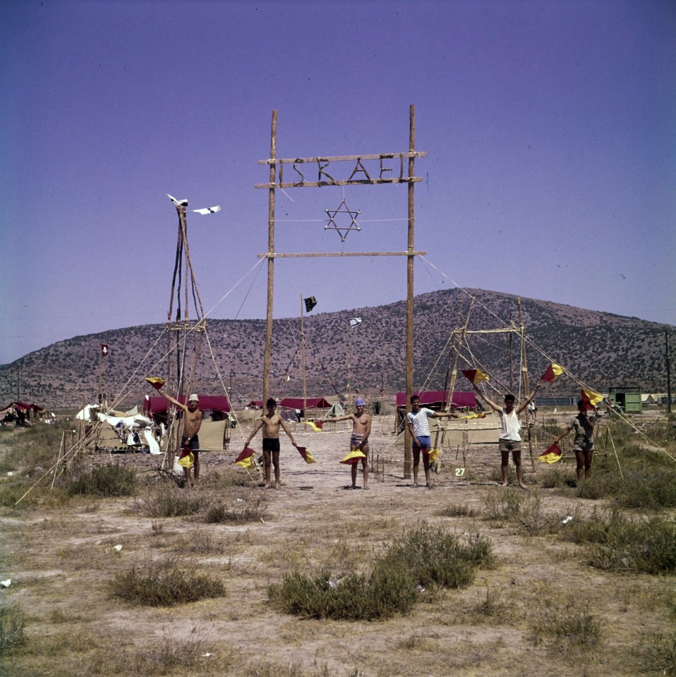 Serie Jamboree en Griekenland Israelisch kamp, met seinende padvinders, de vlag, Bestanddeelnr 254-7396