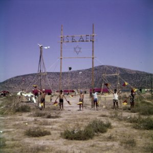 Serie Jamboree en Griekenland Israelisch kamp, met seinende padvinders, de vlag, Bestanddeelnr 254-7396