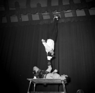 Scott en Black bezig met hun optreden in het theater, Bestanddeelnr 252-9264
