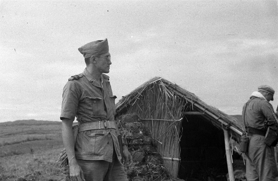 Sergeant Doeve, correspondent van de Dienst voor Legercontacten, vergezelt 3 Inf, Bestanddeelnr 3680