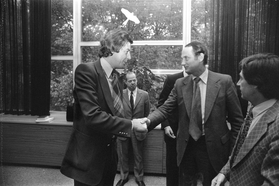 SER-overleg, Wim Kok (voorzitter FNV) begroet minister Boersma (r) van Sociale Z, Bestanddeelnr 929-4197