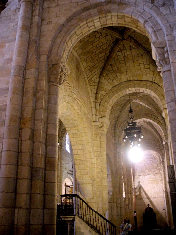 Santillana del Mar - Colegiata de Santa Juliana, iglesia 12