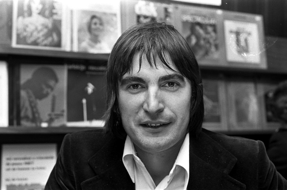 Serge Lama (Frans chansonnier) signeert platen in Bijenkorf in Amsterdam Serge , Bestanddeelnr 927-4829