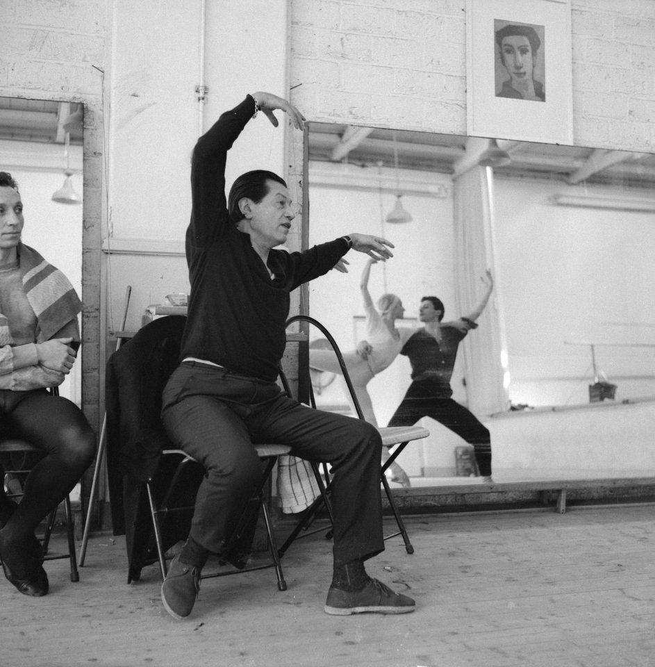Serge Lifar bij repetitie van Nederlands Ballet, Bestanddeelnr 912-2421