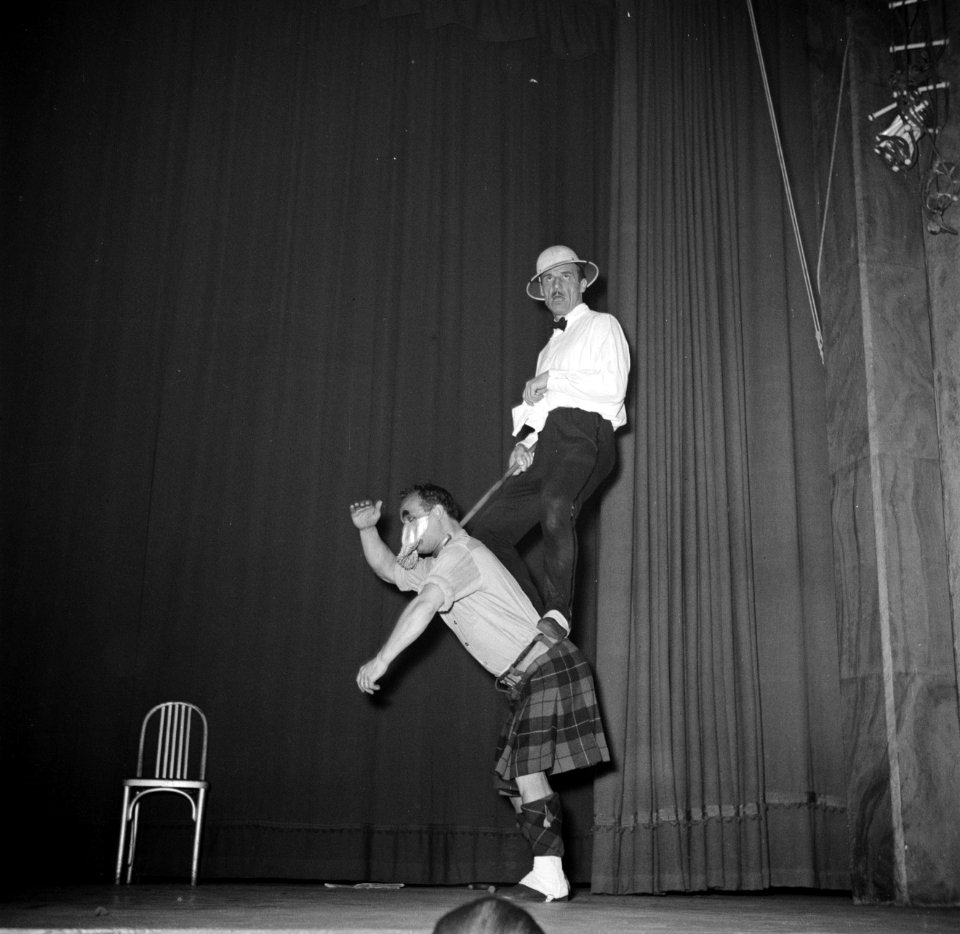 Scott en Black bezig met hun optreden in het theater, Bestanddeelnr 252-9265