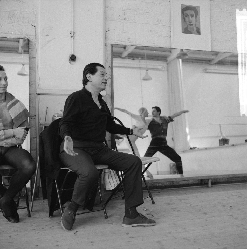 Serge Lifar bij repetitie van Nederlands Ballet, Bestanddeelnr 912-2426