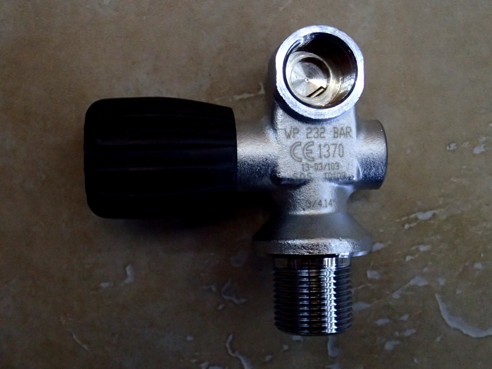 Scuba cylinder valve front P8160051