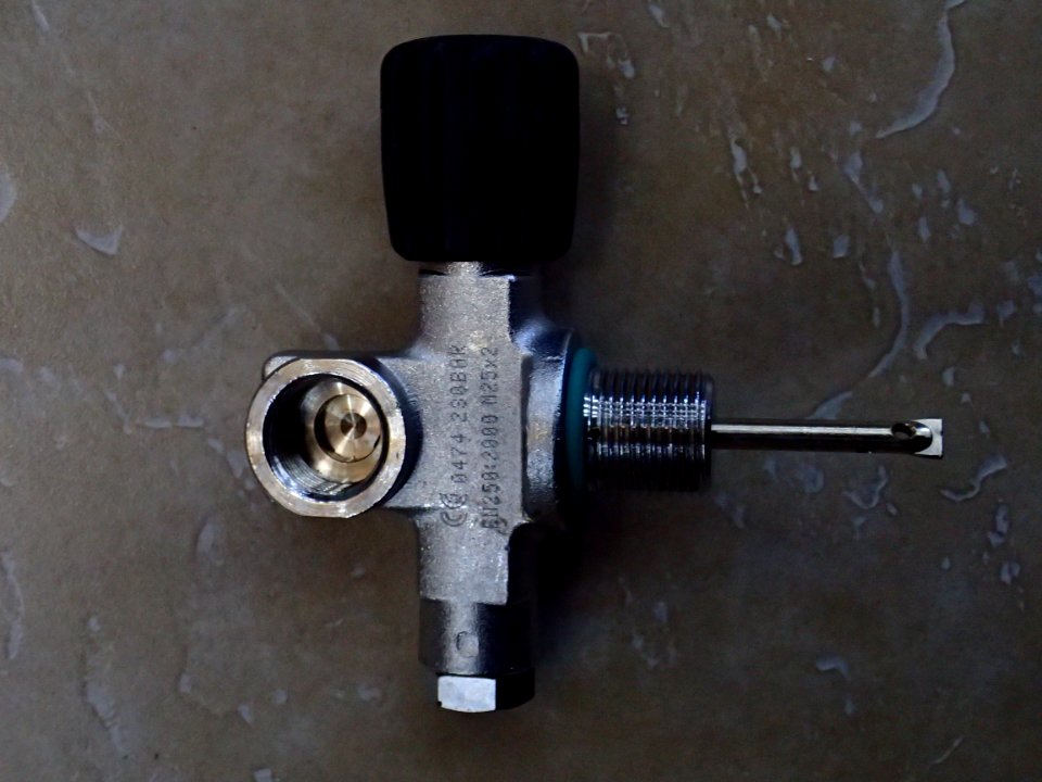Scuba cylinder valve - left hand - front view P8160057
