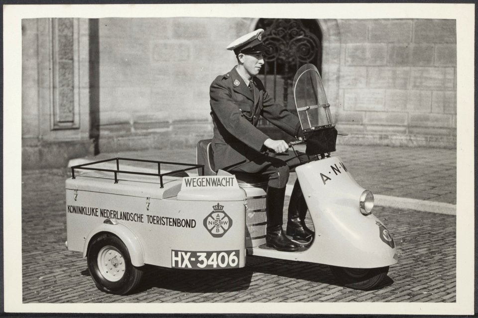 Scooter voor de Wegenwacht van de ANWB. Voorlopig zal een scooter op de weg Rott, Bestanddeelnr 060-0040