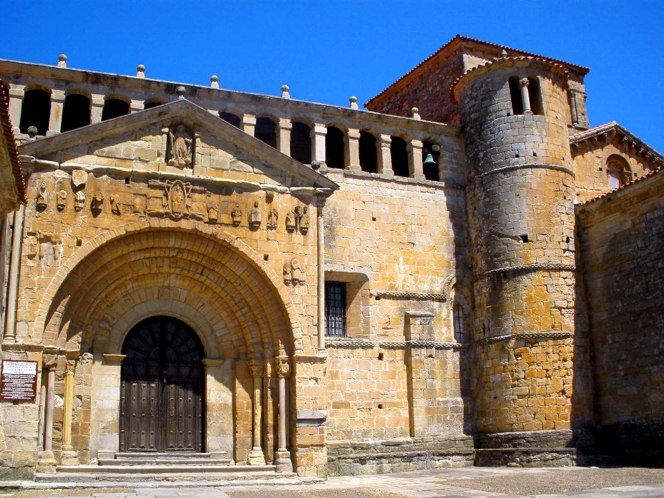 Santillana del Mar - Colegiata de Santa Juliana, exteriores 09