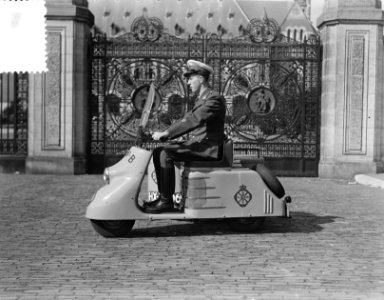 Scooter voor de Wegenwacht van de ANWB. Voorlopig zal een scooter op de weg Rott, Bestanddeelnr 904-7348