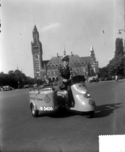 Scooter voor de Wegenwacht van de ANWB. Voorlopig zal een scooter op de weg Rott, Bestanddeelnr 904-7349