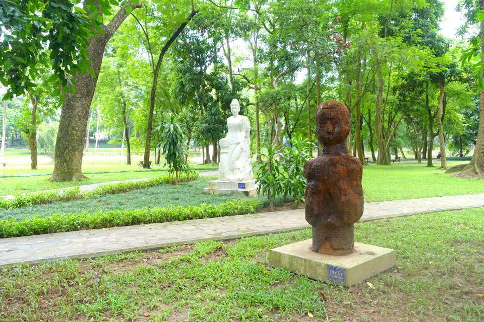 Sculpture - Hanoi Botanical Garden - Hanoi, Vietnam - DSC03587