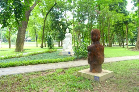 Sculpture - Hanoi Botanical Garden - Hanoi, Vietnam - DSC03587