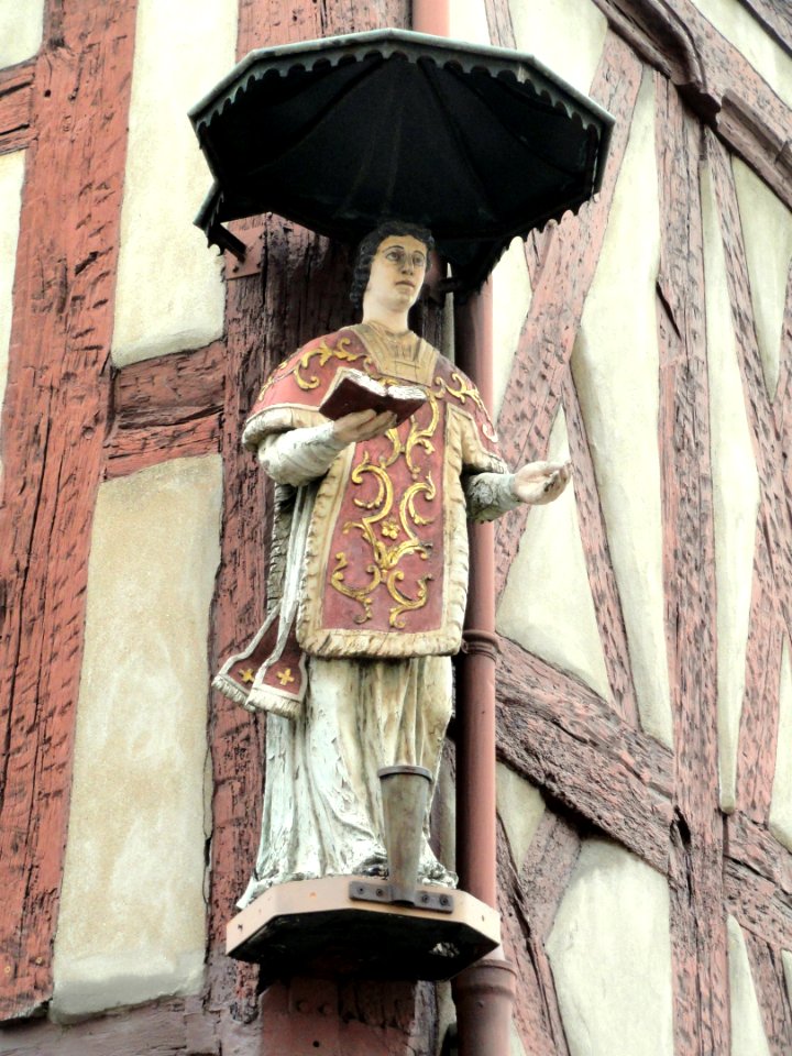 Sculpture - half-timbered house - Chalon-sur-Saône - DSC06155