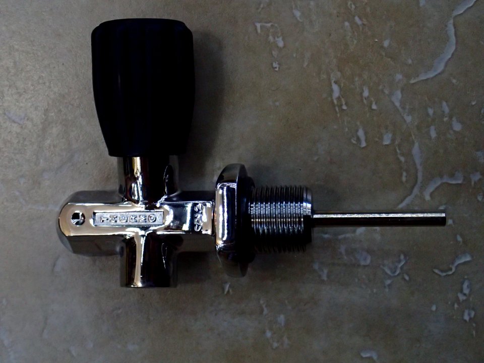 Scuba cylinder valve back P8160054