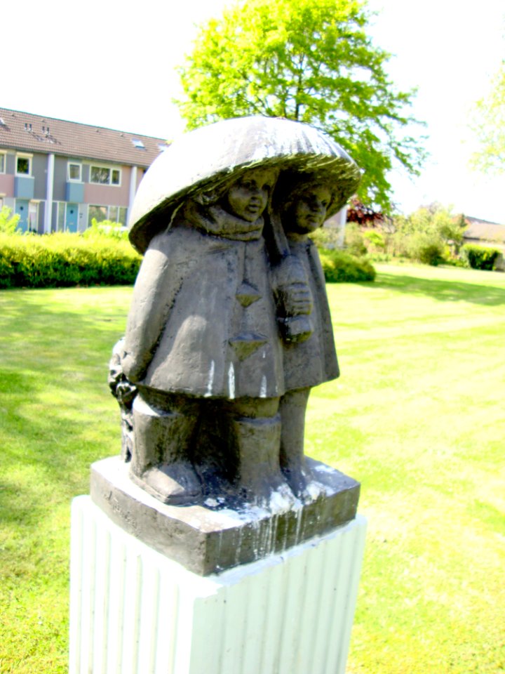 Sculpture Onder moeders paraplu, Wijchen (Gld, NL)