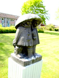 Sculpture Onder moeders paraplu, Wijchen (Gld, NL)