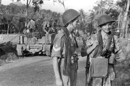 Sergeant van de 7 December Divisie (links) en een militair van de T-Brigade, Bestanddeelnr 315-2-1