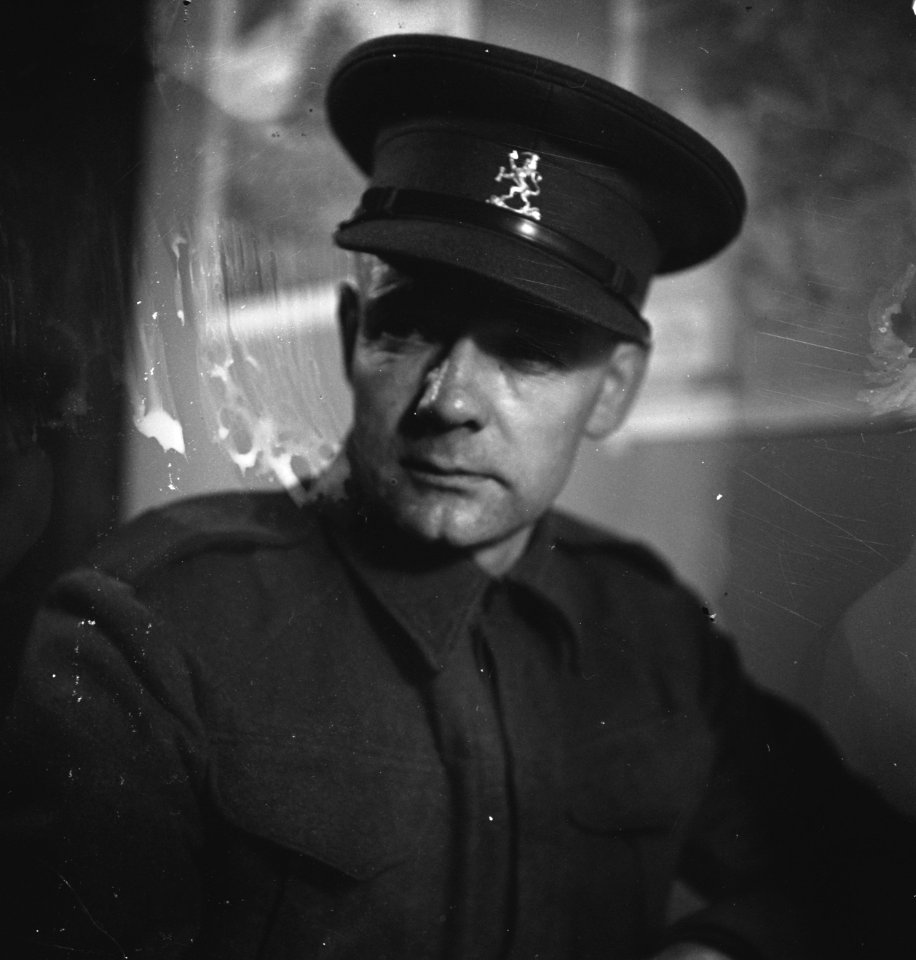 Sergeant-majoor W. Nieuwegiessen uit Noord-Brabant chef van de rantsoenafdeling, Bestanddeelnr 935-0882