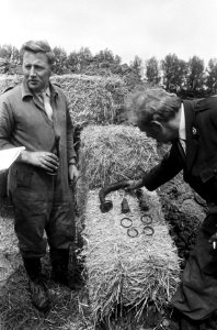 Sergeant-majoor De Bruin (links) met een flesje bier na de goede afloop op de s, Bestanddeelnr 927-9574