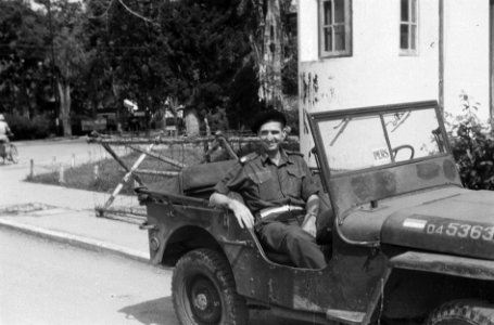 Sergeant-majoor Militaire Politie KNIL poseert in een jeep Op de voorruit het b, Bestanddeelnr 5978