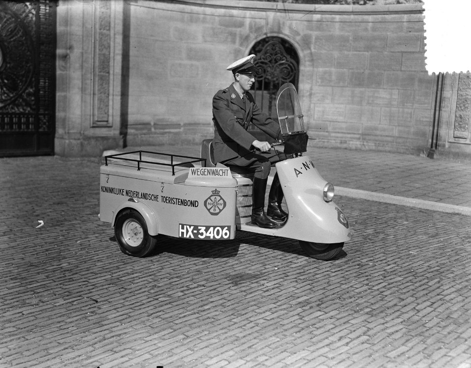 Scooter voor de Wegenwacht van de ANWB. Voorlopig zal een scooter op de weg Rott, Bestanddeelnr 904-7347