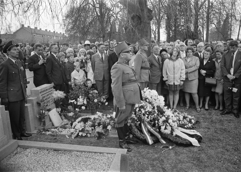Sergeant Meyer , gefusilleerd in mei 1940 , herdacht in Dieren overzicht, Bestanddeelnr 923-4947