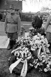 Sergeant Meyer , gefusilleerd in mei 1940 , herdacht in Dieren het graf van ser, Bestanddeelnr 923-4951