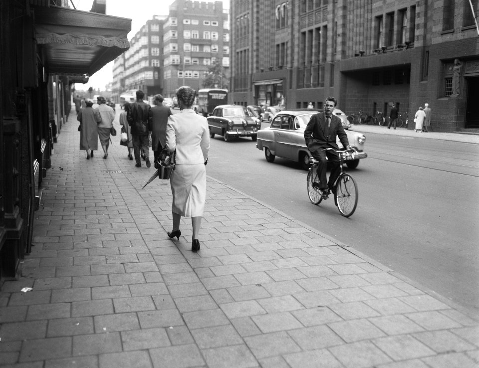 Serie Juffrouw in wit mantelpak . (ook 82364 tm 92), Bestanddeelnr 908-2433