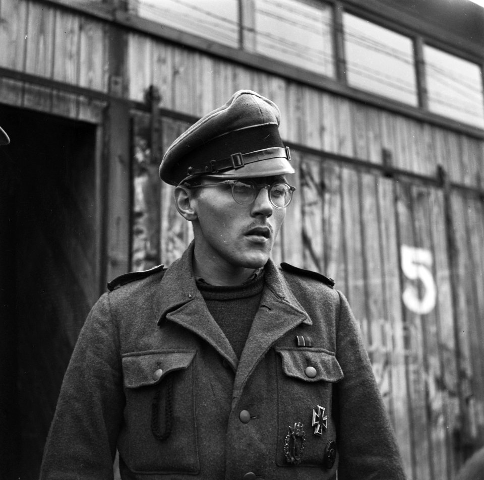 Sergeant van de Landstorm, C.J. Kolijn, met op zijn borst de onderscheiding IJze, Bestanddeelnr 900-3388