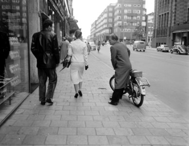Serie Juffrouw in wit mantelpak . (ook 82364 tm 92), Bestanddeelnr 908-2434
