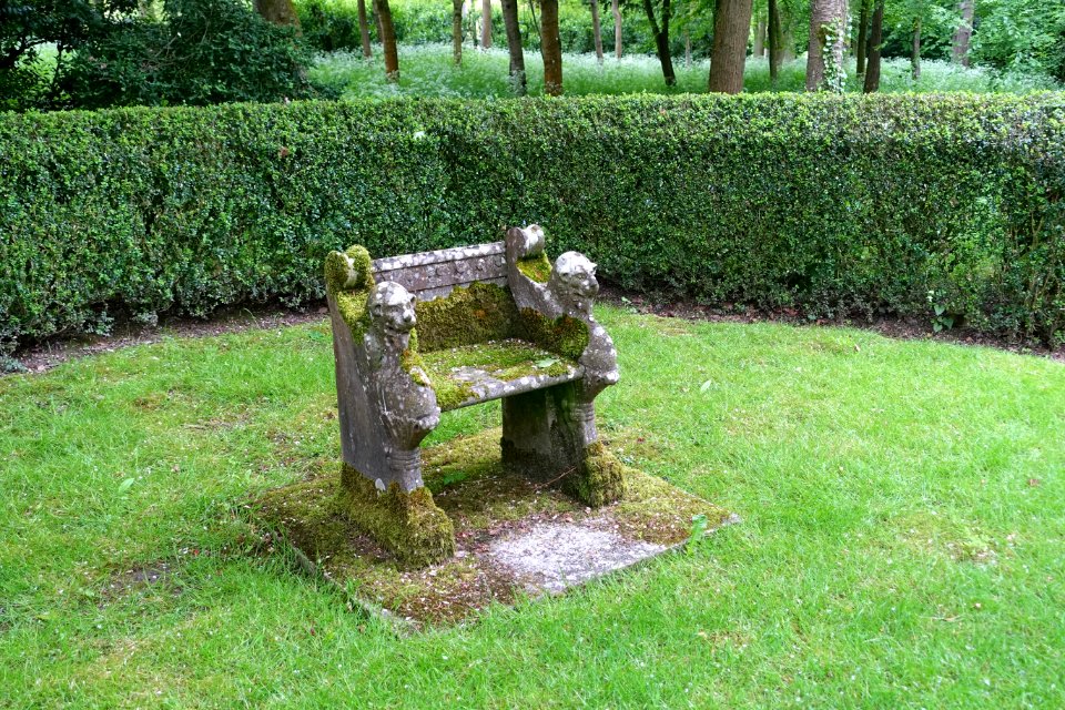 Sculpted bench - Buscot Park Gardens - Oxfordshire, England - DSC00284