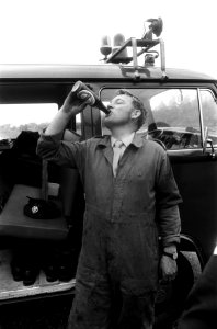 Sergeant-majoor De Bruin met een flesje bier na de goede afloop, Bestanddeelnr 927-9576