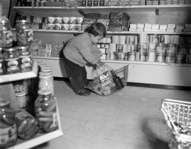 Serie jongetje in zelfbedieningswinkel, Bestanddeelnr 907-4153