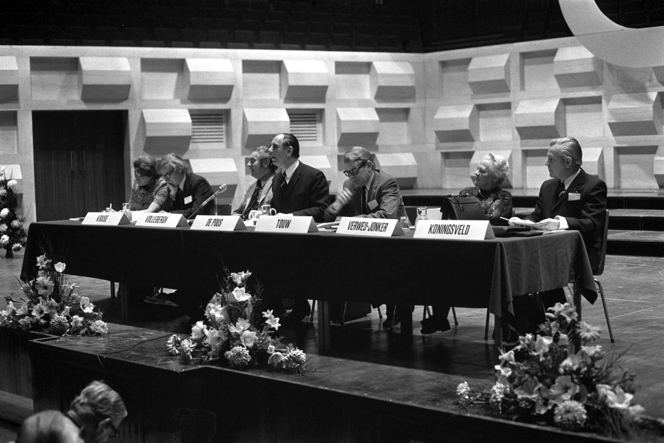 SER-congres in Rotterdam, bestuurstafel tijdens congres in de Doelen, Bestanddeelnr 926-3594