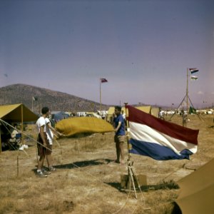 Serie Jamboree en Griekenland Hollandse schoonheid, bedden uitkkloppen, Bestanddeelnr 254-7389