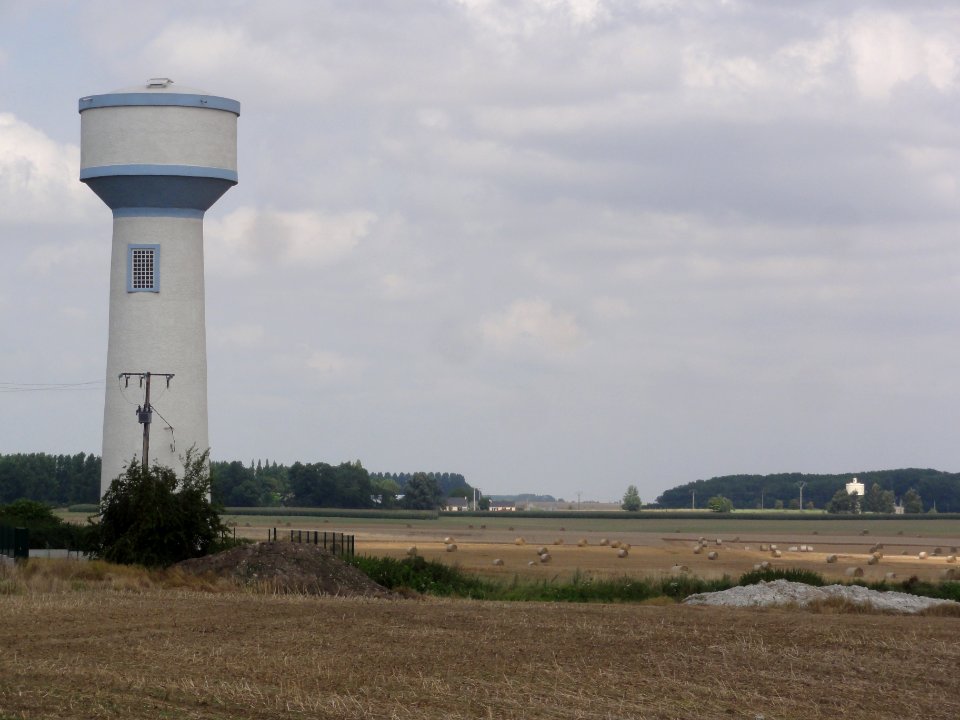 Serain (Aisne) château-d'eau dans son paysage