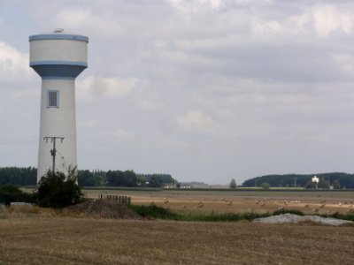 Serain (Aisne) château-d'eau dans son paysage