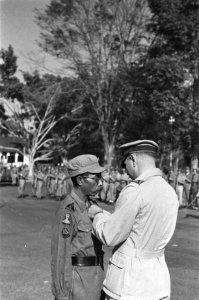 Sergeant F. Timotheus krijgt de Bronzen Leeuw opgespeld door majoor A. van Sante, Bestanddeelnr 319-1-6