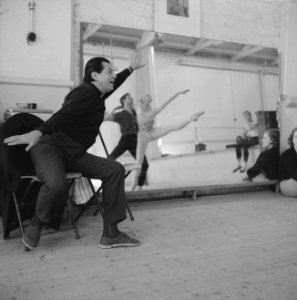 Serge Lifar bij repetitie van Nederlands Ballet, Bestanddeelnr 912-2427