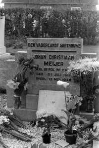 Sergeant Meyer , gefusilleerd in mei 1940 , herdacht in Dieren het graf van ser, Bestanddeelnr 923-4949