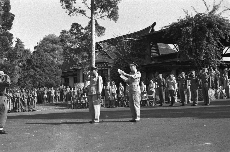 Sergeant F. Timotheus (links) salueert. Rechts (saluerend) de commandant Infante, Bestanddeelnr 319-1-4