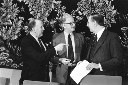 SER-overleg zonder vertegenwoordigers van FNV v.l.n.r. Van Veen (VNO), Van der , Bestanddeelnr 932-8103
